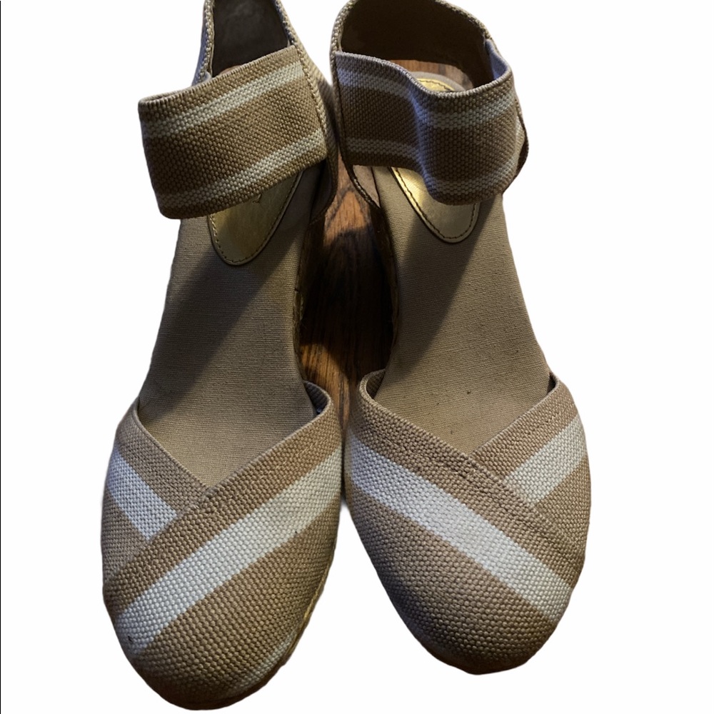Chaps Tan and White Fabric Heels Size 9